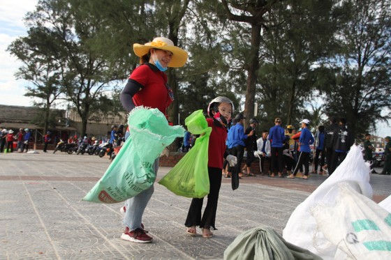 Hàng nghìn bạn trẻ chung tay làm sạch bờ biển Quảng Trị ảnh 6
