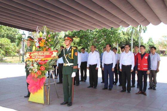 Phó Thủ tướng Thường trực Trương Hòa Bình dâng hương tri ân các Anh hùng liệt sĩ tại Quảng Trị ảnh 1