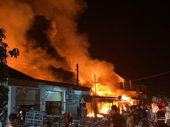 Cháy lớn khu chợ có nhiều người Việt buôn bán tại Lào ảnh 1