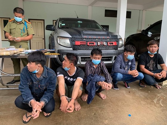 Bắt giữ 5 đối tượng người Lào vận chuyển 60.000 viên ma túy tổng hợp ảnh 2