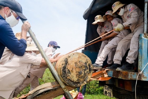 Di dời khẩn quả đạn pháo nặng gần 900kg ảnh 1