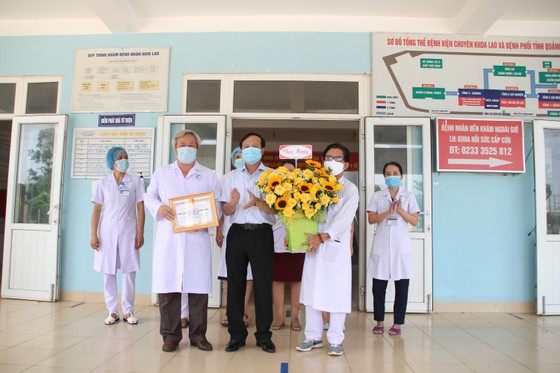 Hai bệnh nhân mắc Covid-19 đầu tiên tại Quảng Trị được xuất viện ảnh 1
