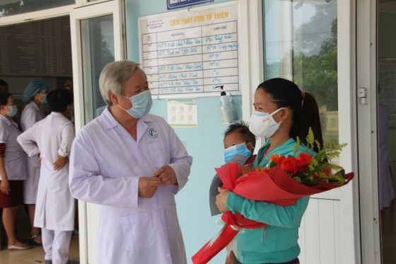 Hai bệnh nhân mắc Covid-19 đầu tiên tại Quảng Trị được xuất viện ảnh 2