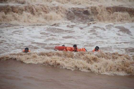 Vượt sóng dữ cứu người trên tàu mắc cạn ảnh 4