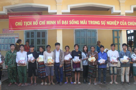Báo SGGP trao quà hỗ trợ người dân huyện miền núi Hướng Hóa ảnh 3