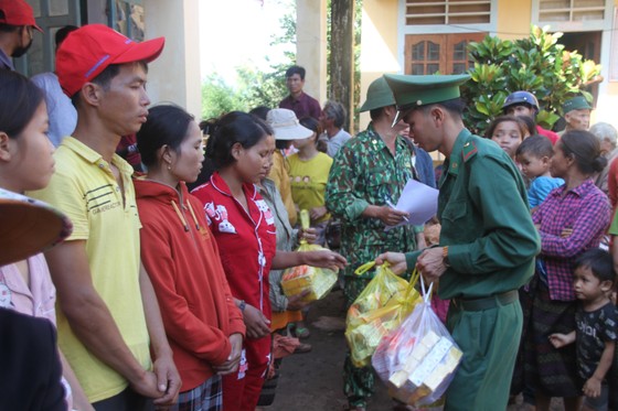 Báo SGGP trao quà hỗ trợ người dân huyện miền núi Hướng Hóa ảnh 5