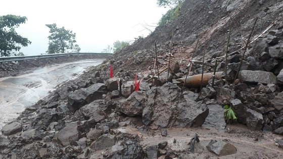 Nhiều quả bom 'khủng' lộ thiên sau mưa lũ tại Quảng Trị ảnh 2