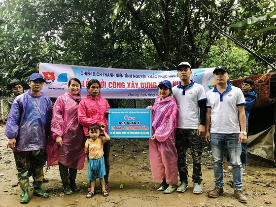 Hàng trăm thanh niên tình nguyện giúp người dân khắc phục hậu quả mưa lũ ảnh 5
