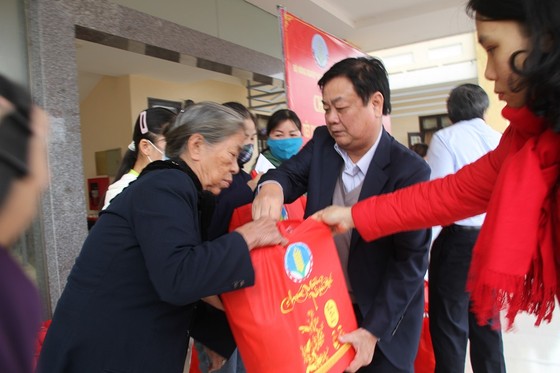 Bộ NN-PTNT thăm hỏi, tặng quà các gia đình khó khăn trên địa bàn tỉnh Quảng Trị  ảnh 2