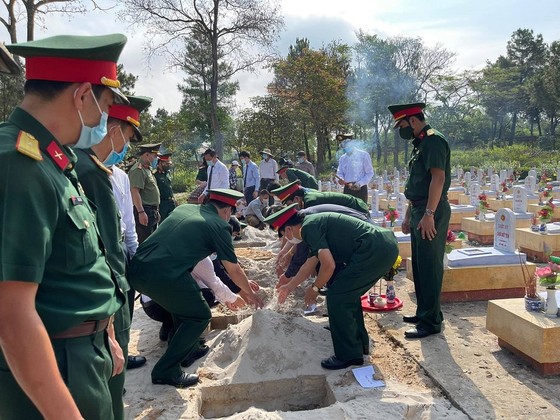 Quảng Trị: Truy điệu, an táng 24 hài cốt liệt sĩ hy sinh tại Lào ảnh 6