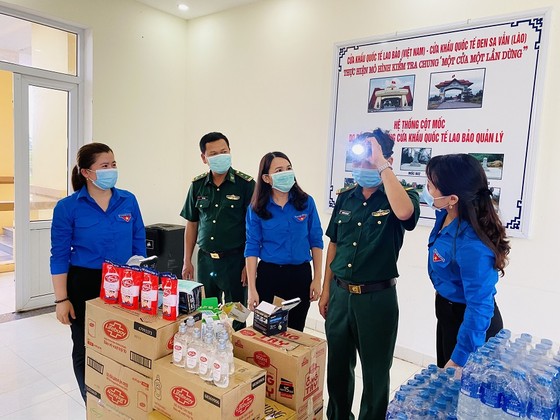 Tuổi trẻ Quảng Trị trao tặng vật tư y tế, nhu yếu phẩm phòng chống dịch cho nước bạn Lào  ảnh 2