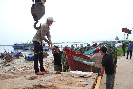 Các tỉnh miền Trung khẩn trương ứng phó bão số 5 đổ bộ ảnh 17