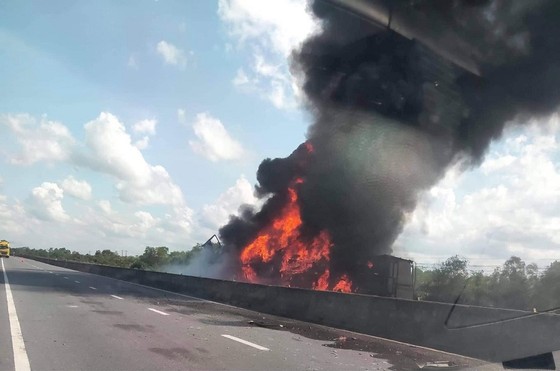 Xe tải tự gây tai nạn rồi bốc cháy dữ dội trên quốc lộ 1A  ảnh 1