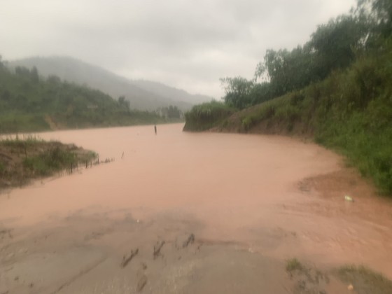 Một số tỉnh miền Trung bị sạt lở, ngập cục bộ, chia cắt giao thông do mưa lớn ảnh 2