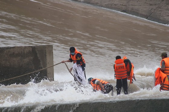 Cứu hộ thành công 7 người bị mắc kẹt giữa đập thủy lợi Nam Thạch Hãn ảnh 4