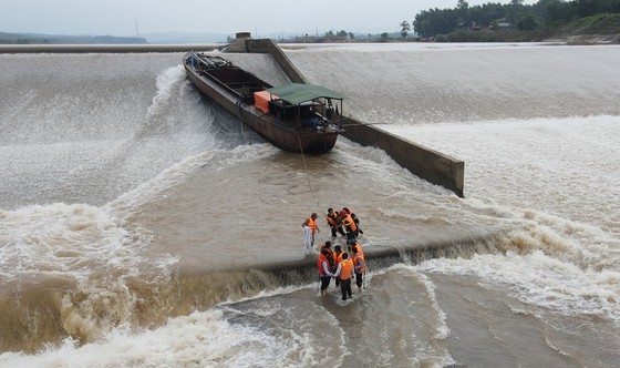 Vụ tàu chở đoàn cán bộ Sở GTVT Quảng Trị gặp sự cố: Trưởng đoàn lý giải việc không mặc áo phao ảnh 1