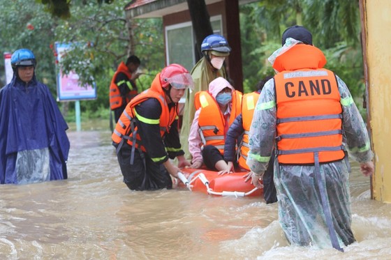 Giải cứu hàng trăm học sinh mắc kẹt trong ngôi trường bị nước lũ bủa vây  ảnh 2