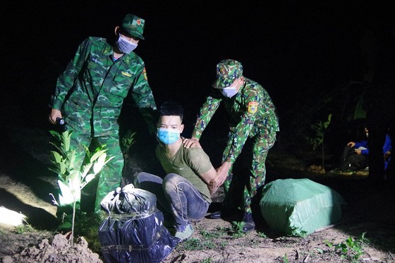 Biên phòng Quảng Trị phát hiện, thu giữ gần 300kg pháo hoa ở khu vực biên giới ảnh 1