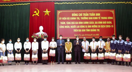 Trưởng ban Kinh tế Trung ương thăm, tặng quà và chúc tết các hộ nghèo ở Quảng Trị ảnh 1