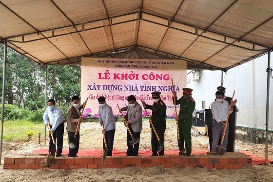 Khởi công xây dựng nhà tình nghĩa tặng thân nhân liệt sĩ Công an nhân dân ảnh 1