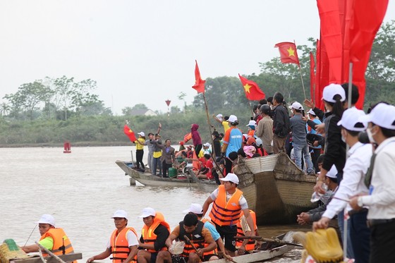 Sôi nổi giải đua thuyền truyền thống kỷ niệm 115 năm ngày sinh Tổng Bí thư Lê Duẩn ảnh 7