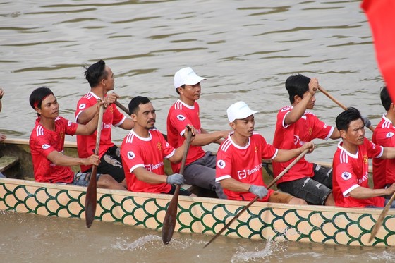Sôi nổi giải đua thuyền truyền thống kỷ niệm 115 năm ngày sinh Tổng Bí thư Lê Duẩn ảnh 6