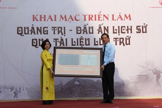 Khai mạc triển lãm 'Quảng Trị- Dấu ấn lịch sử qua tài liệu lưu trữ' ảnh 2
