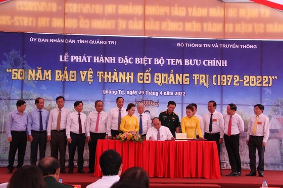 Chủ tịch nước ký, đóng dấu phát hành bộ tem '50 năm bảo vệ Thành Cổ Quảng Trị (1972 – 2022)' ảnh 3