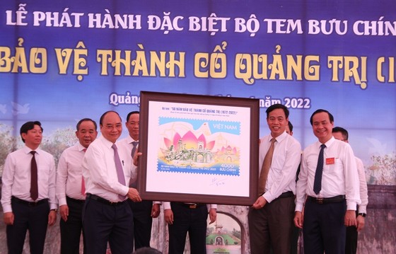 Chủ tịch nước ký, đóng dấu phát hành bộ tem '50 năm bảo vệ Thành Cổ Quảng Trị (1972 – 2022)' ảnh 1
