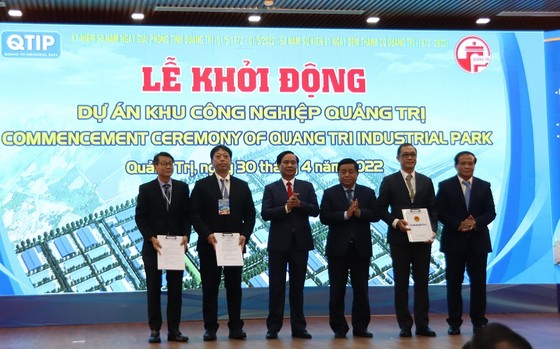 Chủ tịch nước Nguyễn Xuân Phúc dự lễ khởi động dự án Khu công nghiệp Quảng Trị ảnh 2