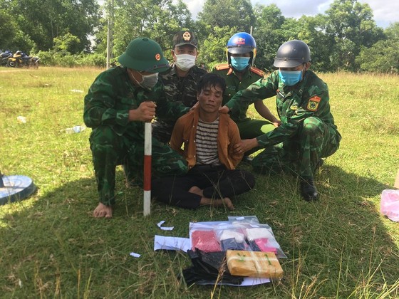 Quảng Trị: Bắt đối tượng vận chuyển 6.000 viên ma túy từ Lào về Việt Nam ảnh 1