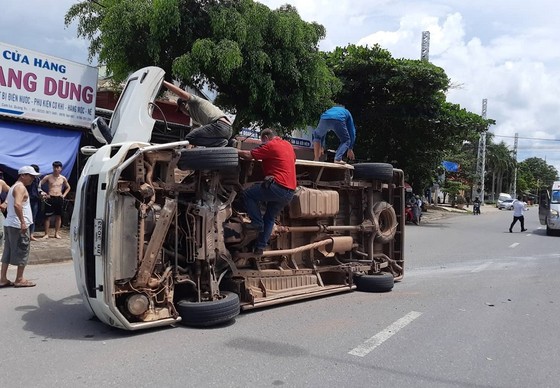 Giải cứu 14 người đi xe khách biển số Lào bị lật trên Quốc lộ 9 ảnh 2