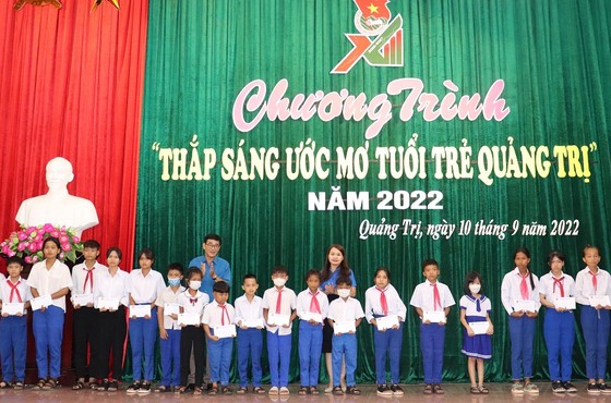 Trao học bổng 'Thắp sáng ước mơ tuổi trẻ Quảng Trị' cho học sinh có hoàn cảnh khó khăn ảnh 1