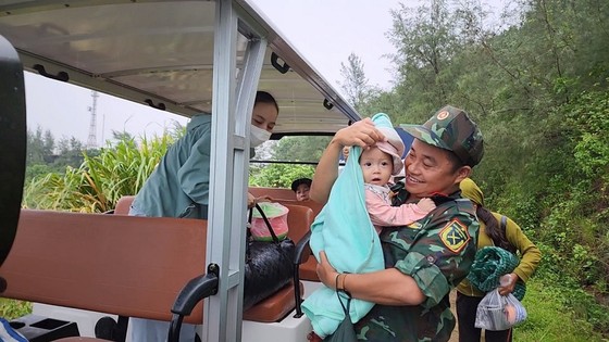Quảng Trị: Hàng trăm người dân trên đảo Cồn Cỏ xuống hầm trú bão  ảnh 1