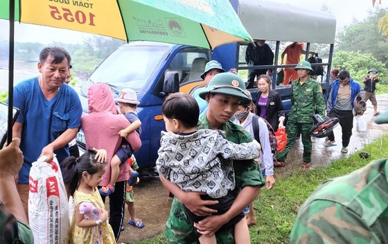 Quảng Trị: Hàng trăm người dân trên đảo Cồn Cỏ xuống hầm trú bão  ảnh 2