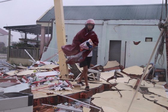 Quảng Trị: Lốc xoáy làm hàng loạt nhà cửa bị tốc mái, đổ sập ảnh 2