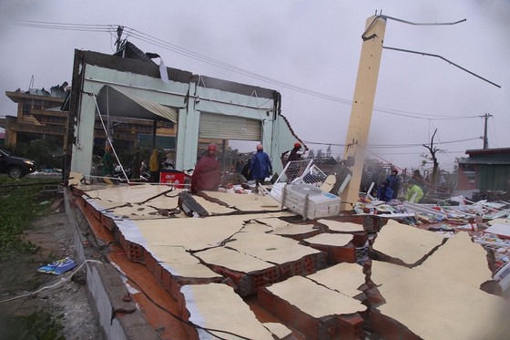 Quảng Trị: Lốc xoáy làm hàng loạt nhà cửa bị tốc mái, đổ sập ảnh 4