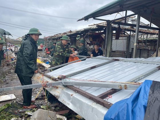 Quảng Trị: Hỗ trợ người dân khắc phục hậu quả lốc xoáy  ảnh 6