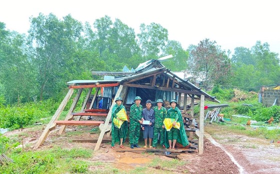 Quảng Trị: Biên phòng giúp dân dựng lại nhà, dọn bùn sau mưa bão ảnh 1
