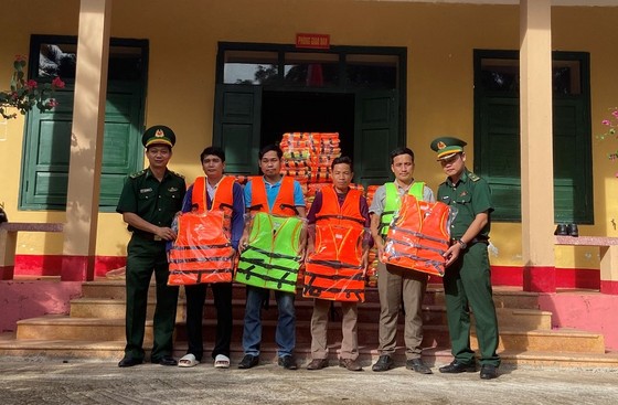 Quảng Trị: Biên phòng giúp dân dựng lại nhà, dọn bùn sau mưa bão ảnh 8