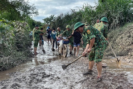 Quảng Trị: Biên phòng giúp dân dựng lại nhà, dọn bùn sau mưa bão ảnh 5