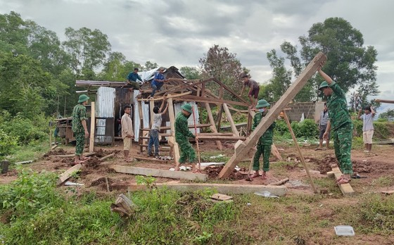 Quảng Trị: Biên phòng giúp dân dựng lại nhà, dọn bùn sau mưa bão ảnh 2