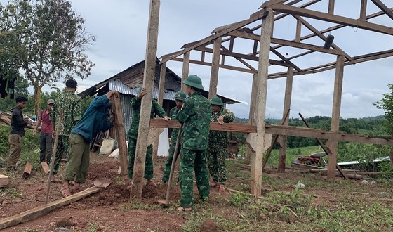 Quảng Trị: Biên phòng giúp dân dựng lại nhà, dọn bùn sau mưa bão ảnh 4