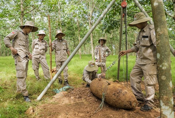 Quảng Trị: Phát hiện 2 quả bom 'khủng' trong vườn cao su ảnh 1
