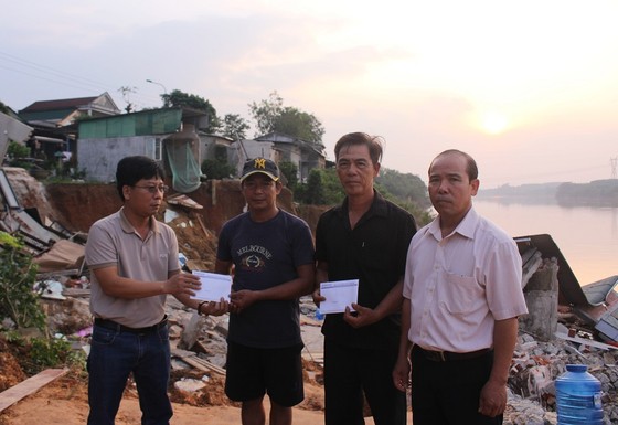 Báo SGGP hỗ trợ 3 gia đình bị sập nhà do sạt lở tại Quảng Trị ảnh 2
