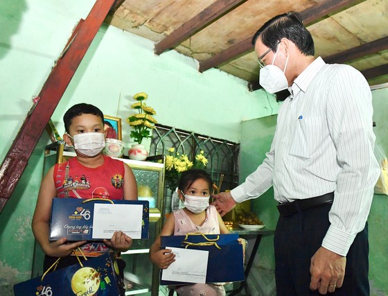 Chủ tịch UBND TPHCM Phan Văn Mãi: 'Thành phố sẽ chăm lo các cháu' ảnh 1