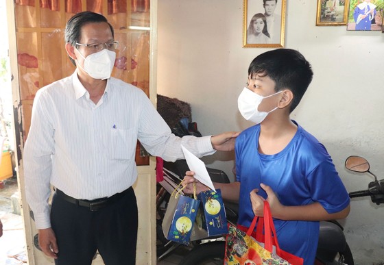 Chủ tịch UBND TPHCM Phan Văn Mãi: 'Thành phố sẽ chăm lo các cháu' ảnh 3