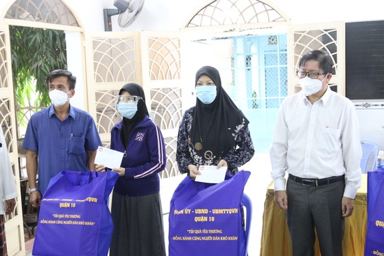 Quận 10 chăm lo cho đồng bào dân tộc Chăm và Hoa gặp khó khăn ảnh 1