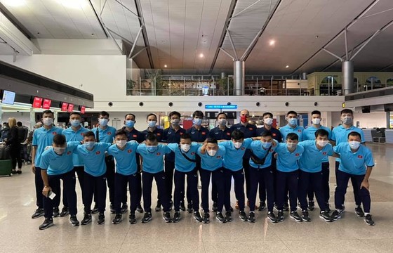 Đội tuyển futsal Việt Nam trước giờ lên đường sang UAE vào tối 15-5. Ảnh: TÚ TRẦN