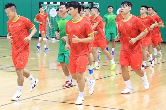 Đội tuyển futsal Việt Nam chỉ còn cách tấm vé dự World Cup 2021 một trận đấu. Ảnh: LFA
